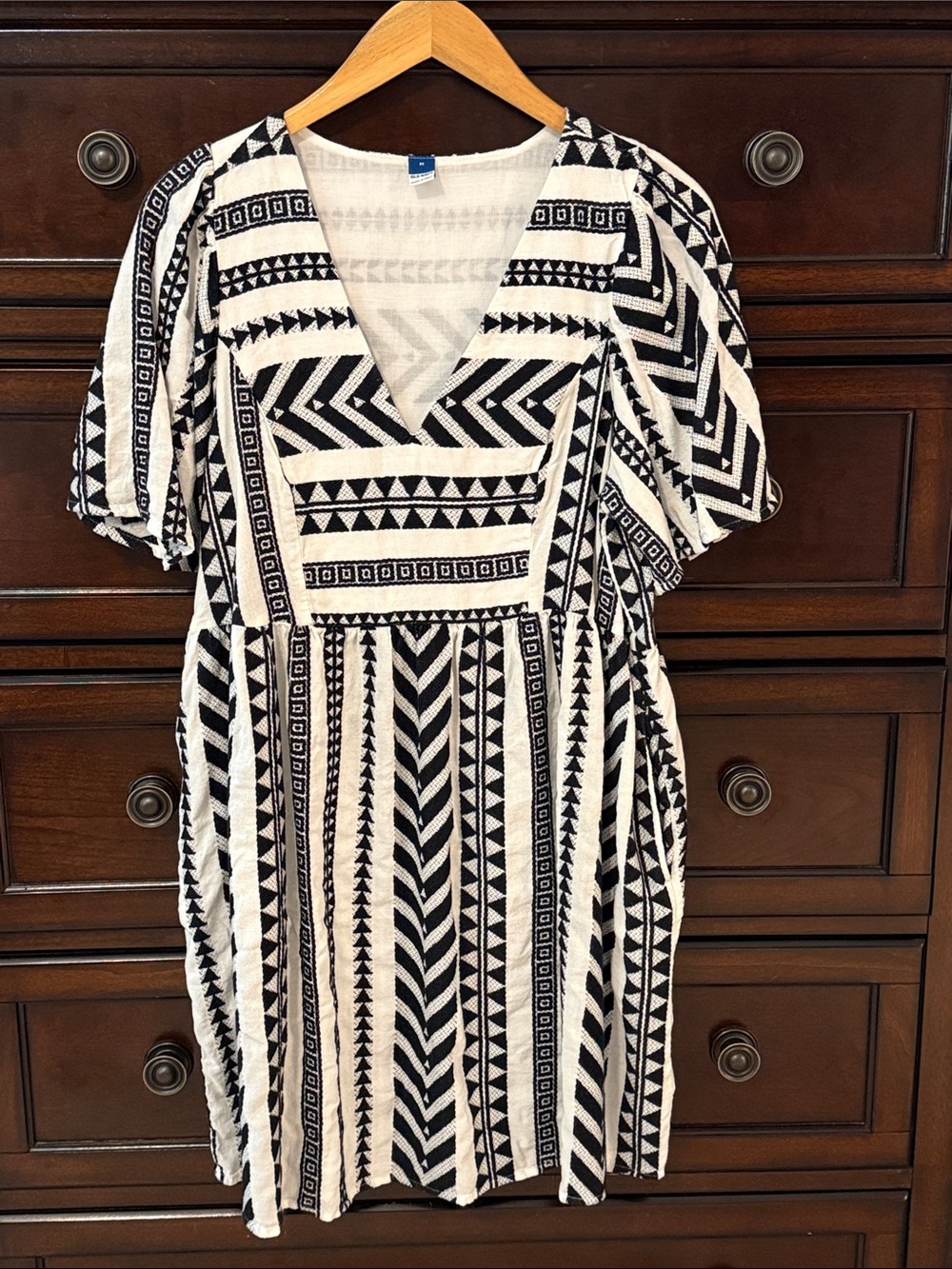 Old Navy Black & White Geometric V-Neck Midi Dress